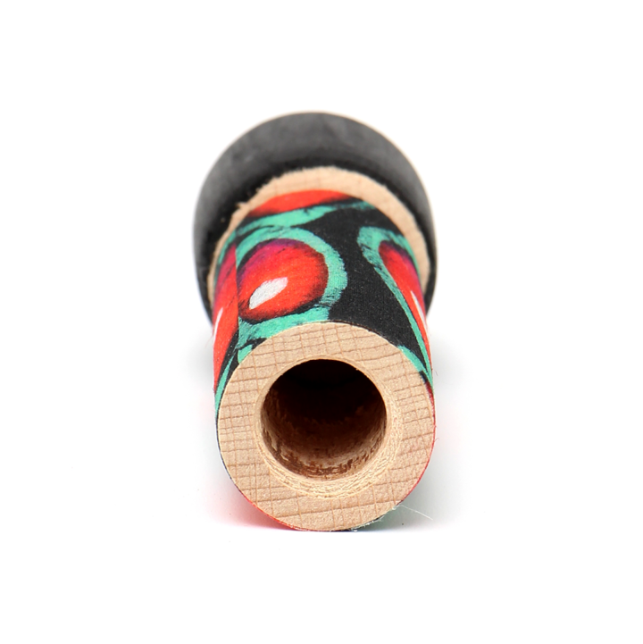 Drewniana laleczka Batikoshi kokeshi w kolorze czerwonym - na imię ma Atisuto. Laleczka ubrana jest w prinart czerwonego batiku - materiału wykonanego w jawajskiej technice malowania tkaniny. Laleczka Batikoshi jest talizmanem, figurką z intencją - Atisuto jest pełna sił twórczych. Symbolizuje otwarty umysł, kreatywność, wrażliwość na sztukę. Opiekuje się artystami, aby nigdy nie zabraklo im weny twórczej.