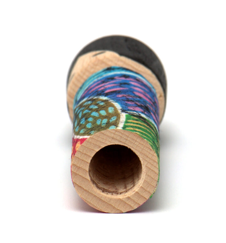 Drewniana laleczka Batikoshi kokeshi kolorowa różowa, niebieska, zielona - na imię ma Shinseiji. Laleczka ubrana jest w prinart patchworkowego batiku - materiału wykonanego w jawajskiej technice malowania tkaniny. Laleczka Batikoshi jest talizmanem, figurką z intencją - Shinseiji jest opiekunką nowo narodzonego dziecka.