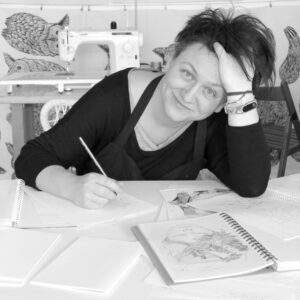 autorka pracowni Batikoshi szkicuje nowe projekty z batiku