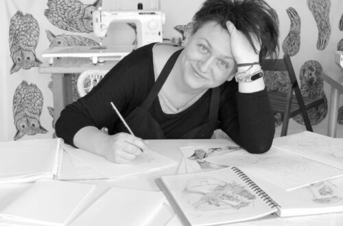 autorka pracowni Batikoshi szkicuje nowe projekty z batiku